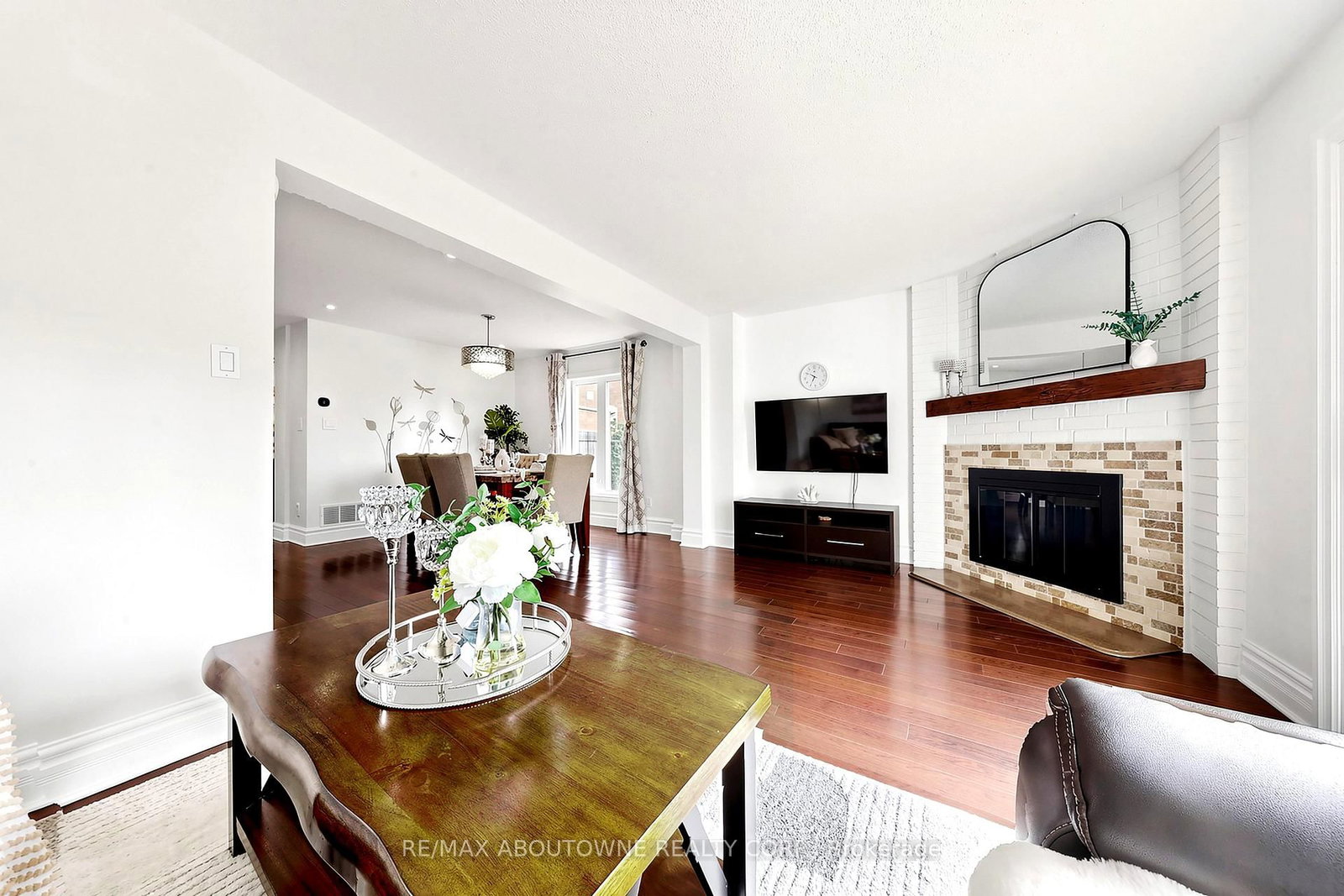 2072 Glenada Crescent • Oakville, ON photo 12