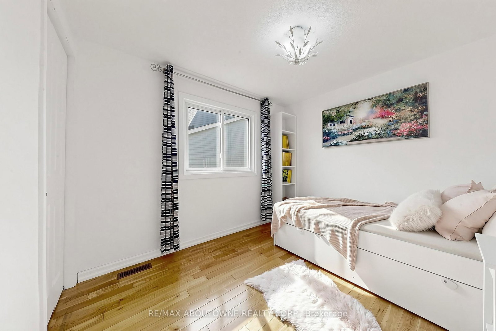 2072 Glenada Crescent • Oakville, ON photo 18