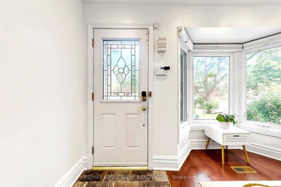 2072 Glenada Crescent • Oakville, ON photo 3