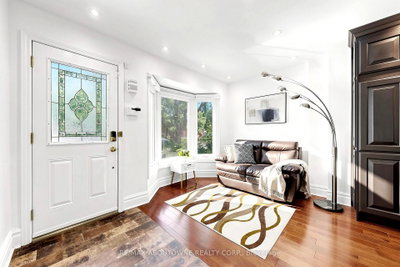 2072 Glenada Crescent • Oakville, ON photo 4