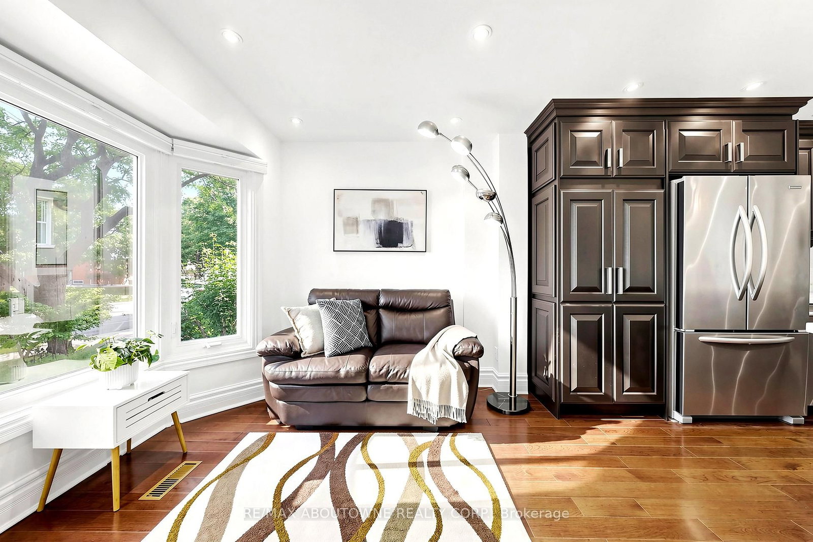 2072 Glenada Crescent • Oakville, ON photo 5