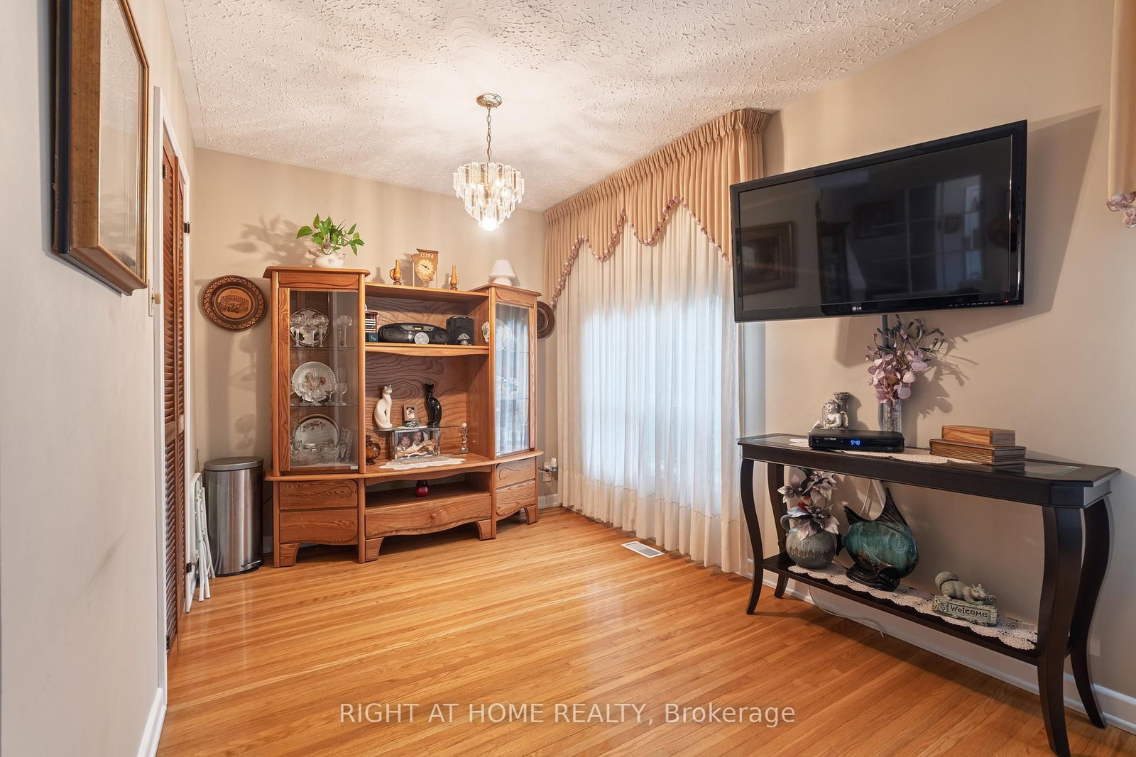 22 Monterrey Drive • Toronto, ON photo 9