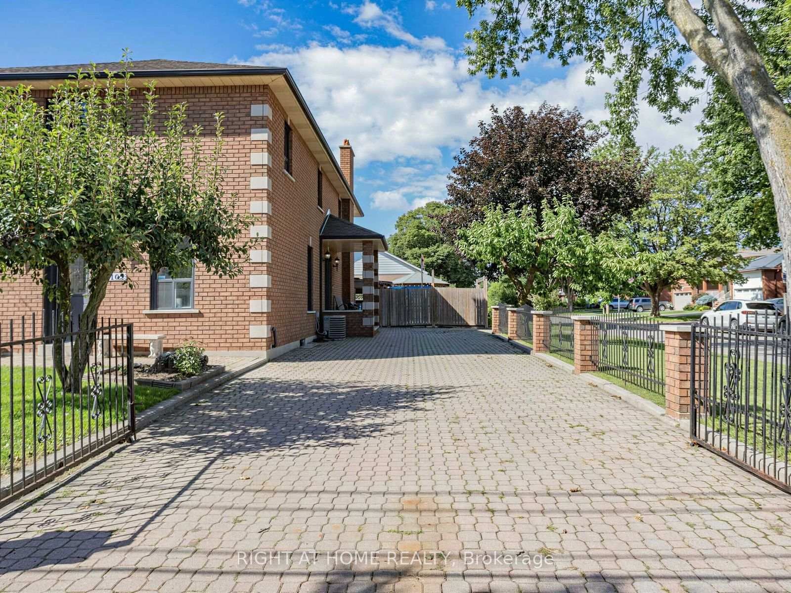 102 Judson Street • Toronto, ON photo 2