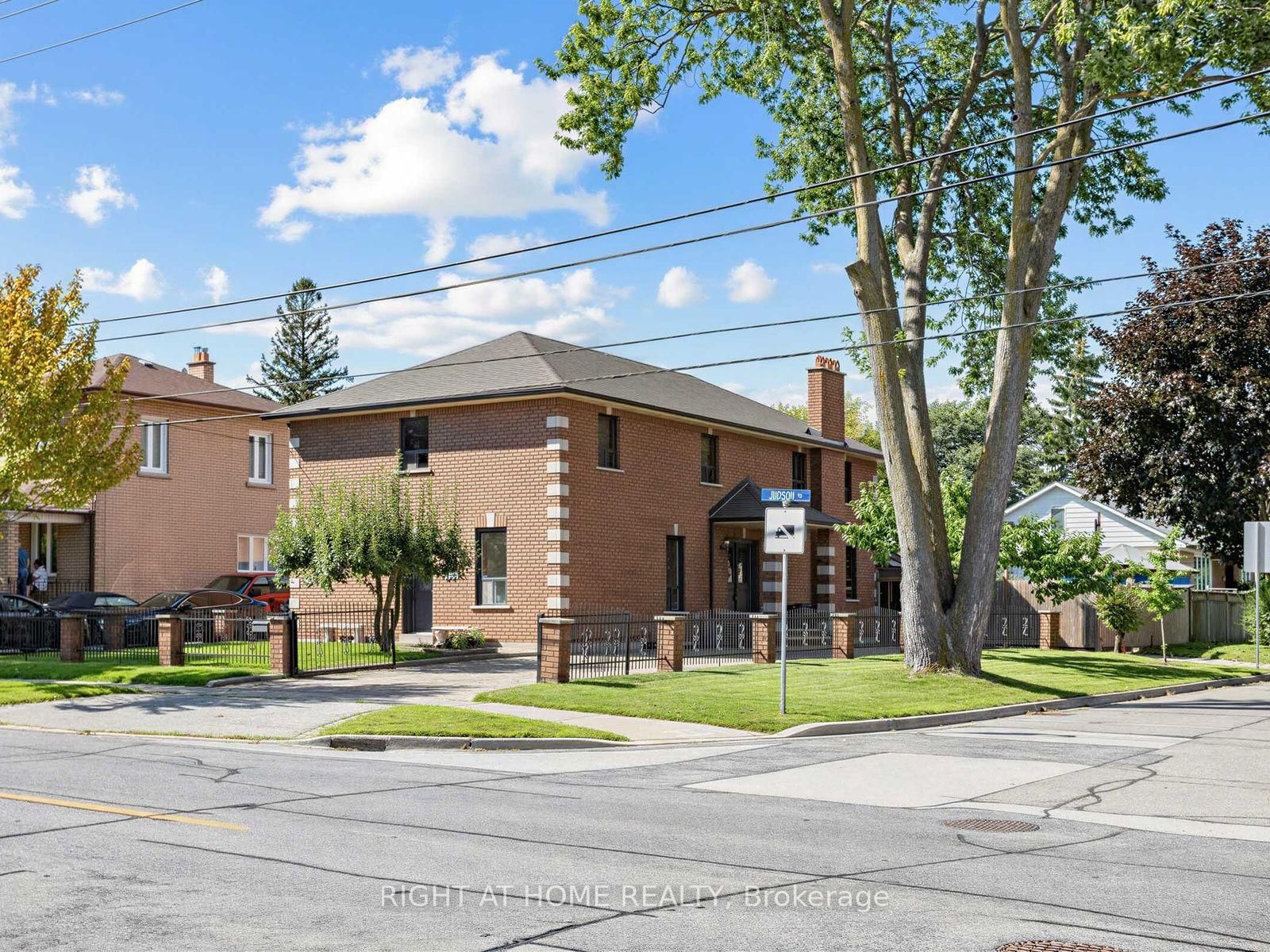 102 Judson Street • Toronto, ON photo 3