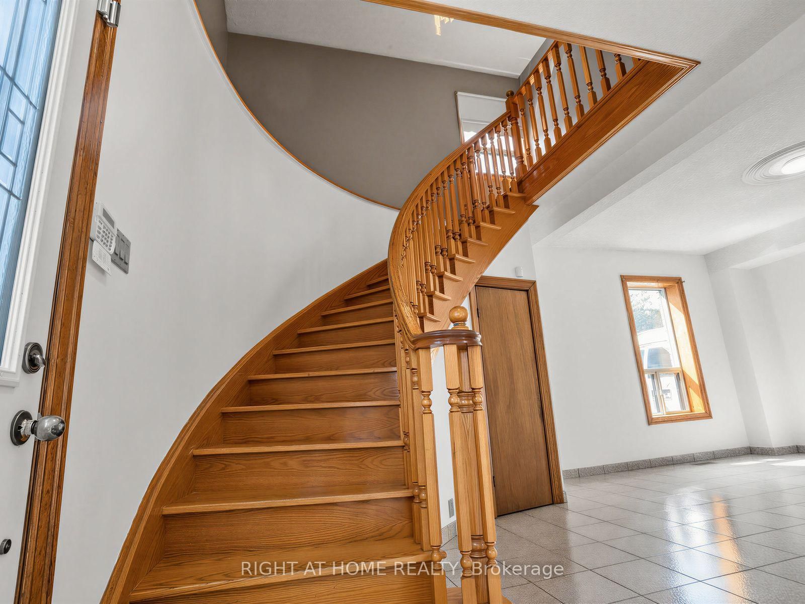 102 Judson Street • Toronto, ON photo 7