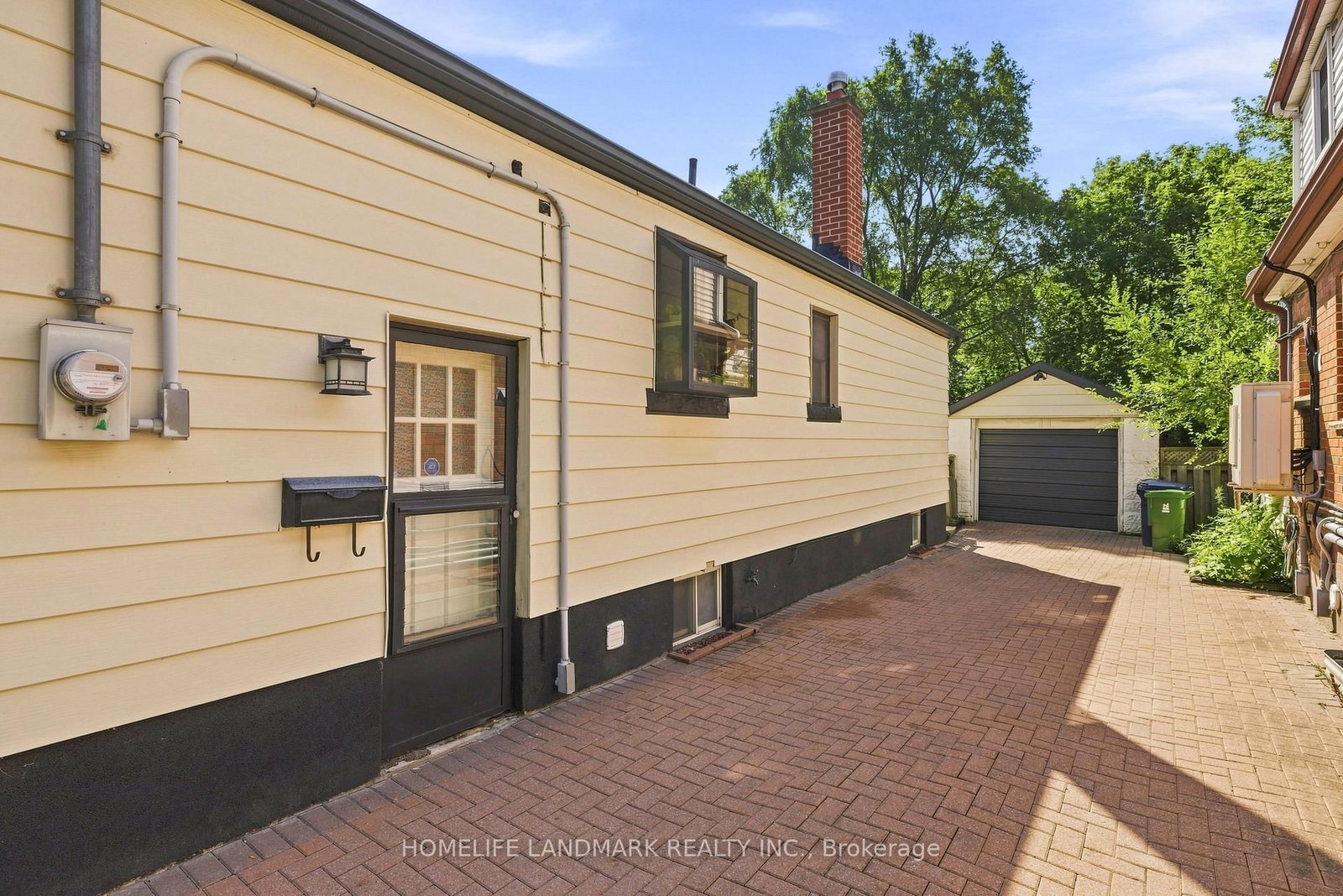 33 Ash Crescent • Toronto, ON photo 5