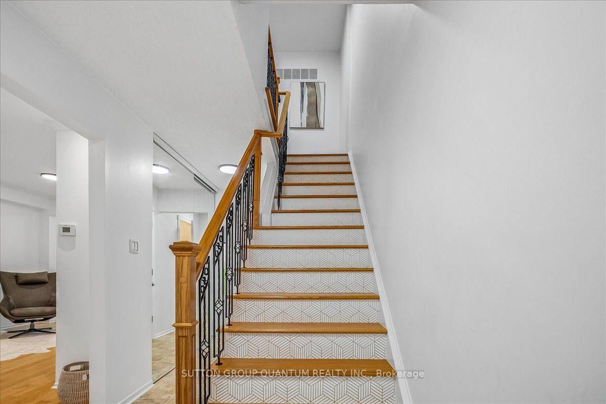 1023 Runnymead Crescent • Oakville, ON photo 16