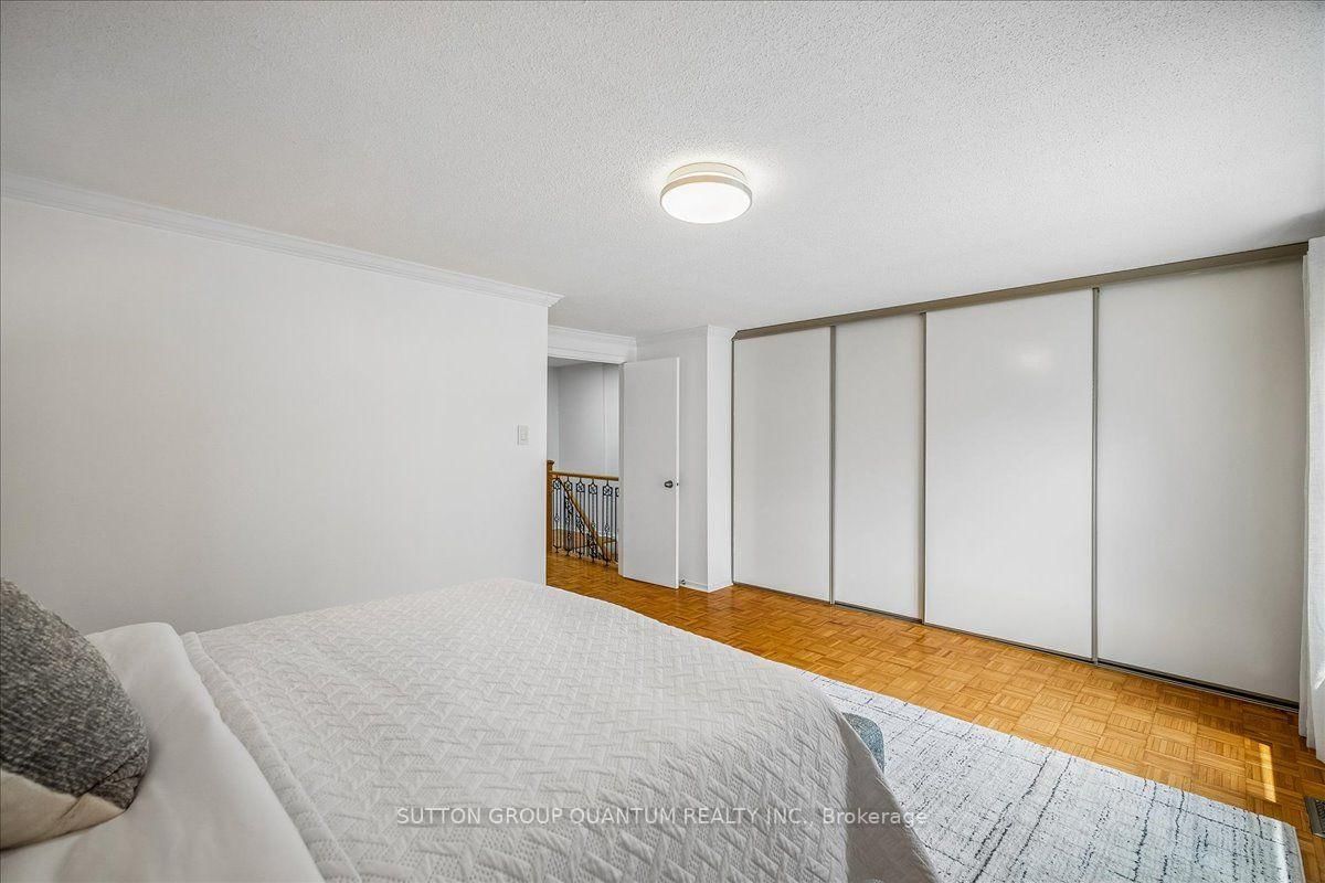 1023 Runnymead Crescent • Oakville, ON photo 19