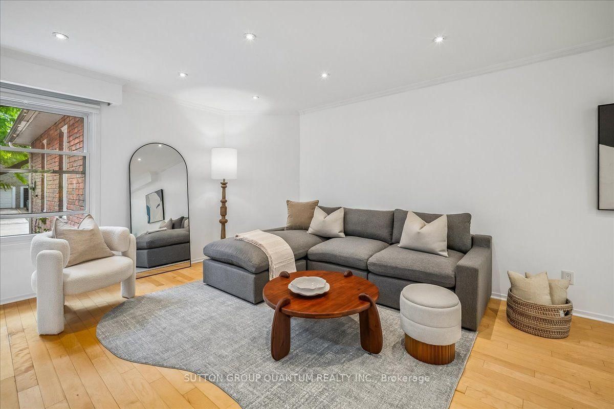 1023 Runnymead Crescent • Oakville, ON photo 2