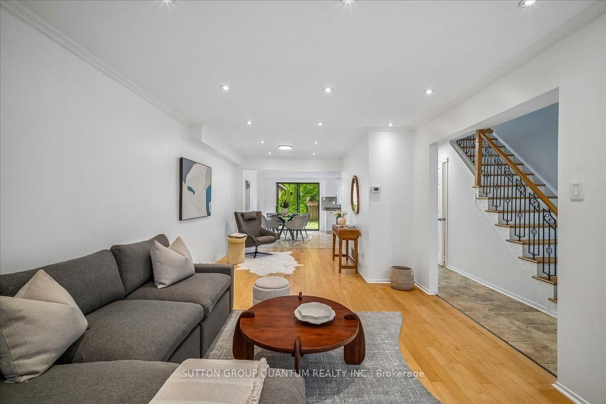 1023 Runnymead Crescent • Oakville, ON photo 4