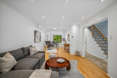 1023 Runnymead Crescent • Oakville, ON photo 4