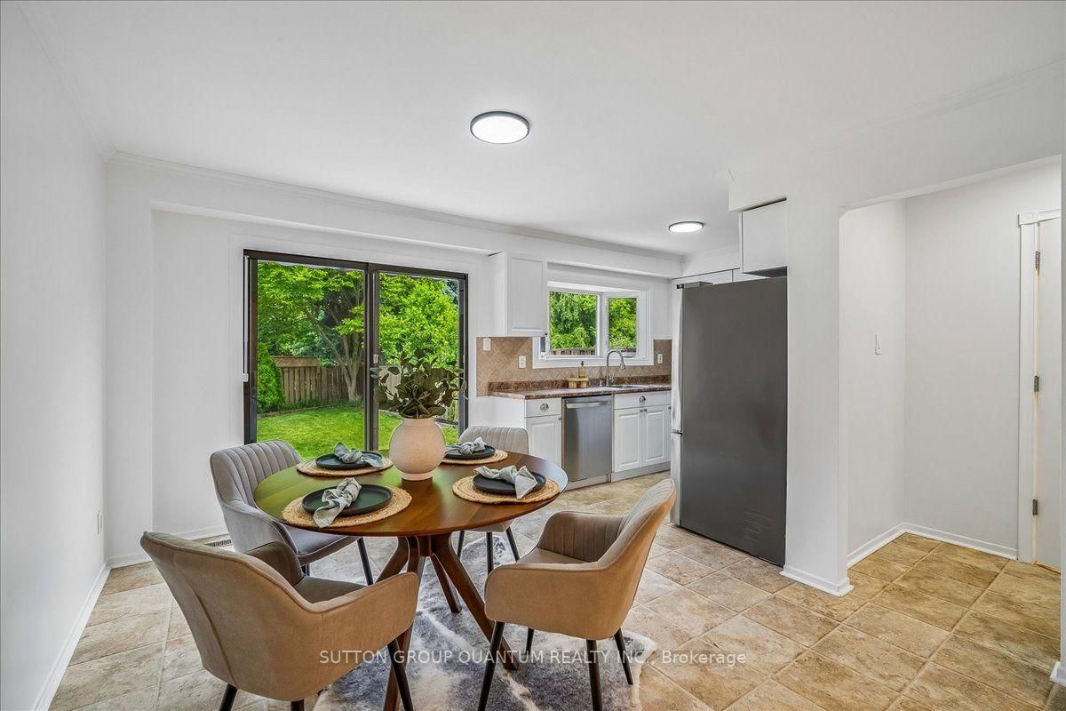 1023 Runnymead Crescent • Oakville, ON photo 9