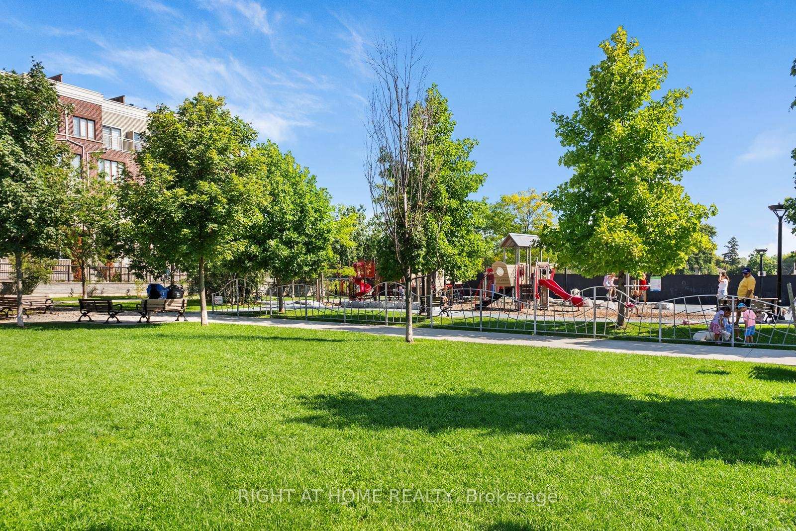 85 Eastwood Park Gardens • #17 • Toronto, ON photo 37