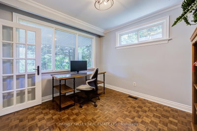19 Ridgegate Crescent • Toronto, ON photo 5