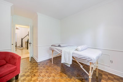 19 Ridgegate Crescent • Toronto, ON photo 8