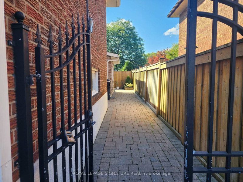 35 Summitcrest Drive