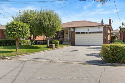25 Apted Avenue • Toronto, ON photo 2