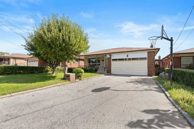 25 Apted Avenue • Toronto, ON photo 3