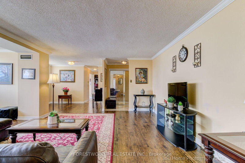 2202 - 3700 Kaneff Crescent