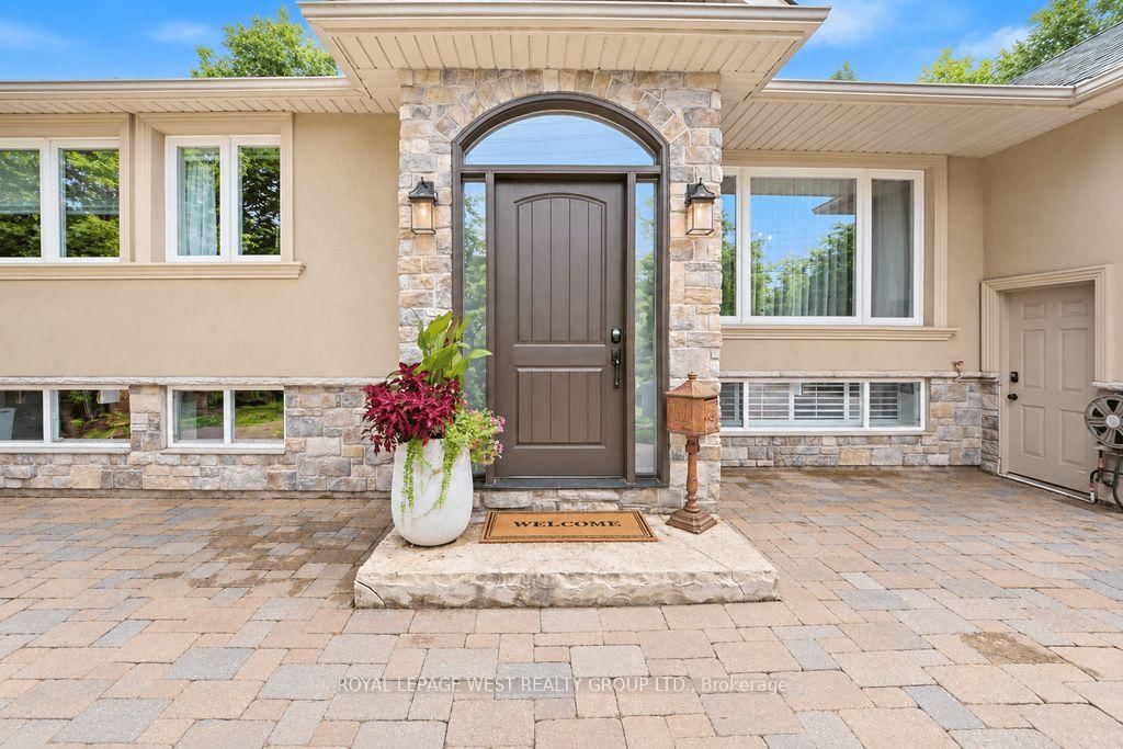 1422 Rebecca Street • Oakville, ON photo 11