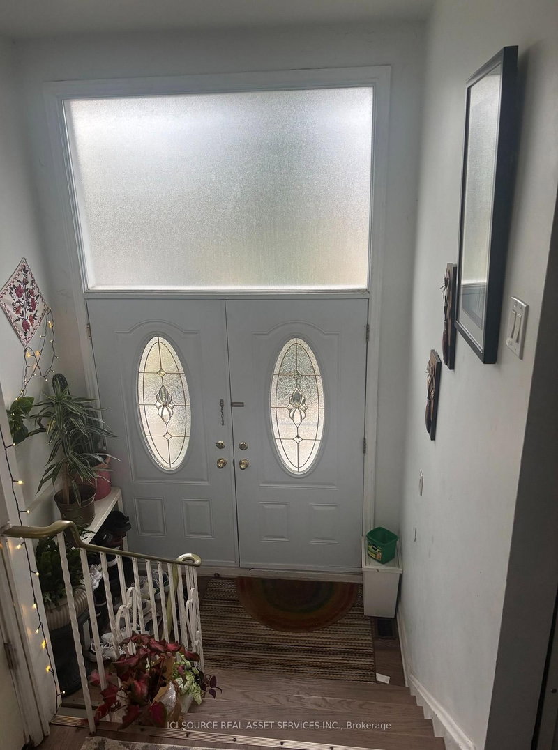Main floor - 7318 Shallford Road