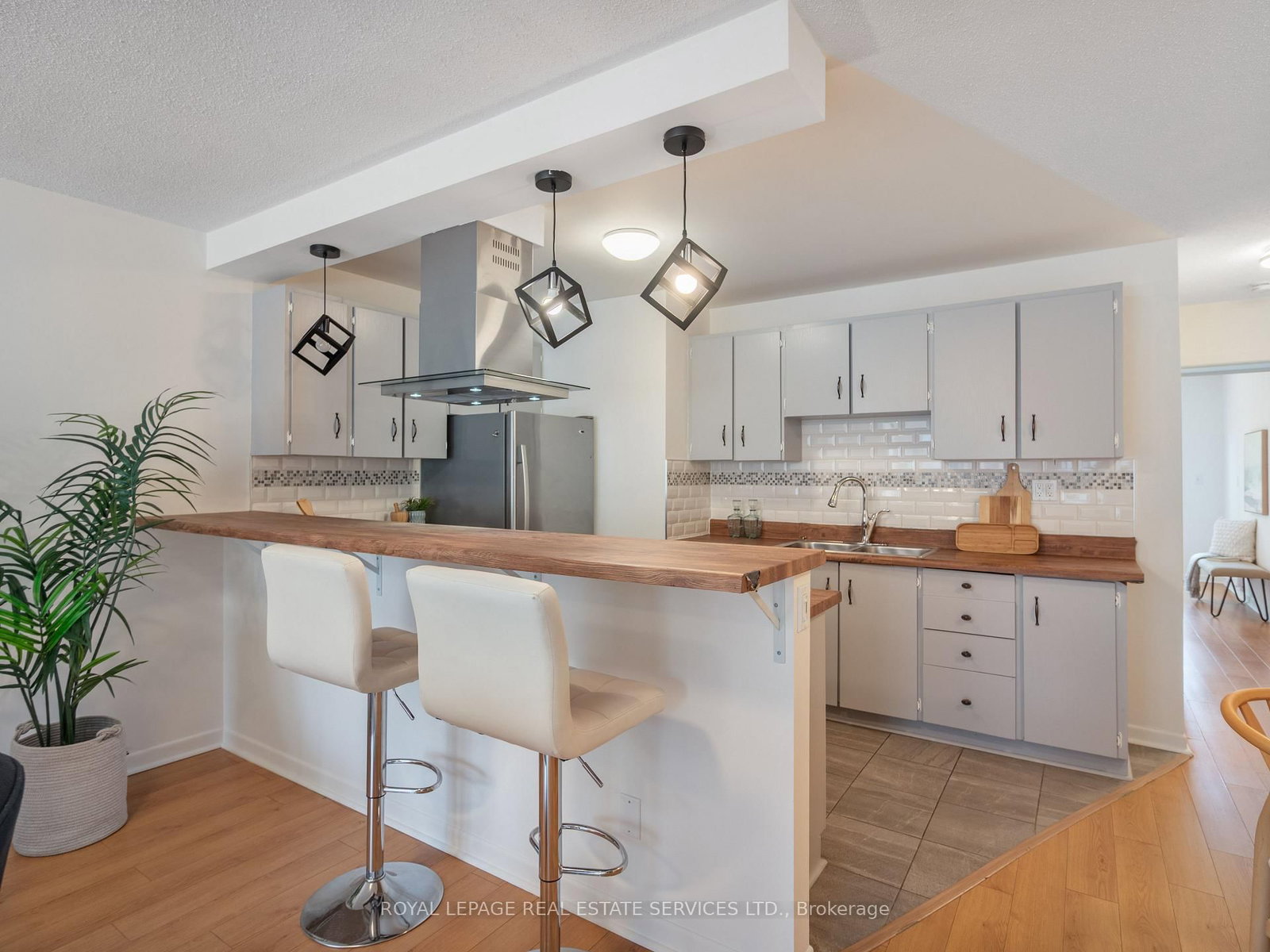 346 Indian Road Crescent • Toronto, ON photo 8