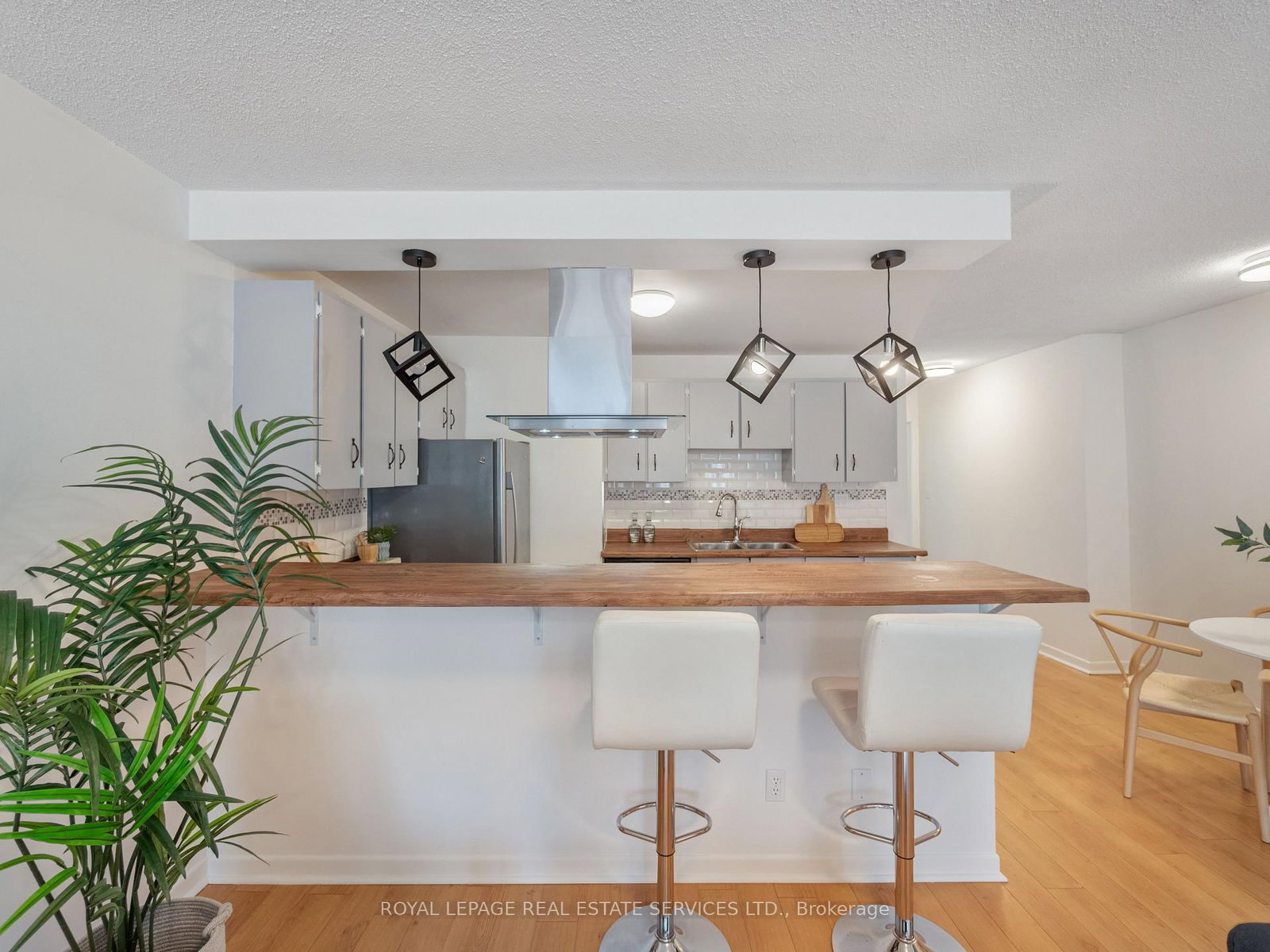 346 Indian Road Crescent • Toronto, ON photo 9