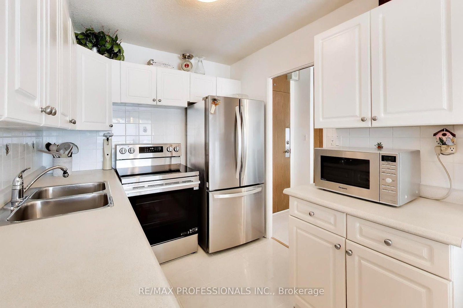 260 Scarlett Road • #207 • Toronto, ON photo 11