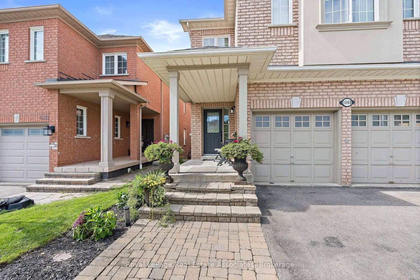 1069 Knotty Pine Mississauga,ON L5W 1J6 — Photo 2