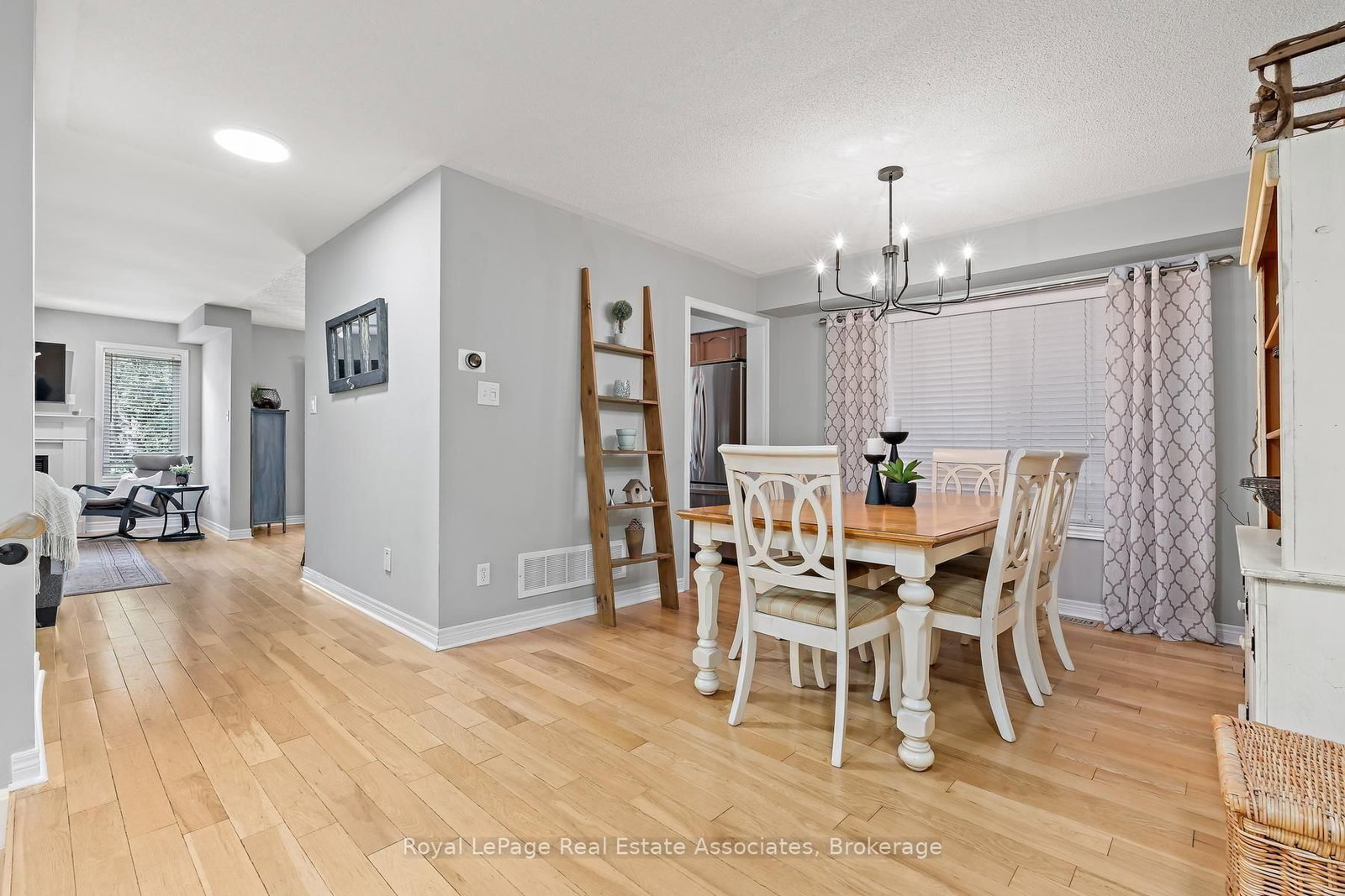 1069 Knotty Pine Mississauga,ON L5W 1J6 — Photo 5