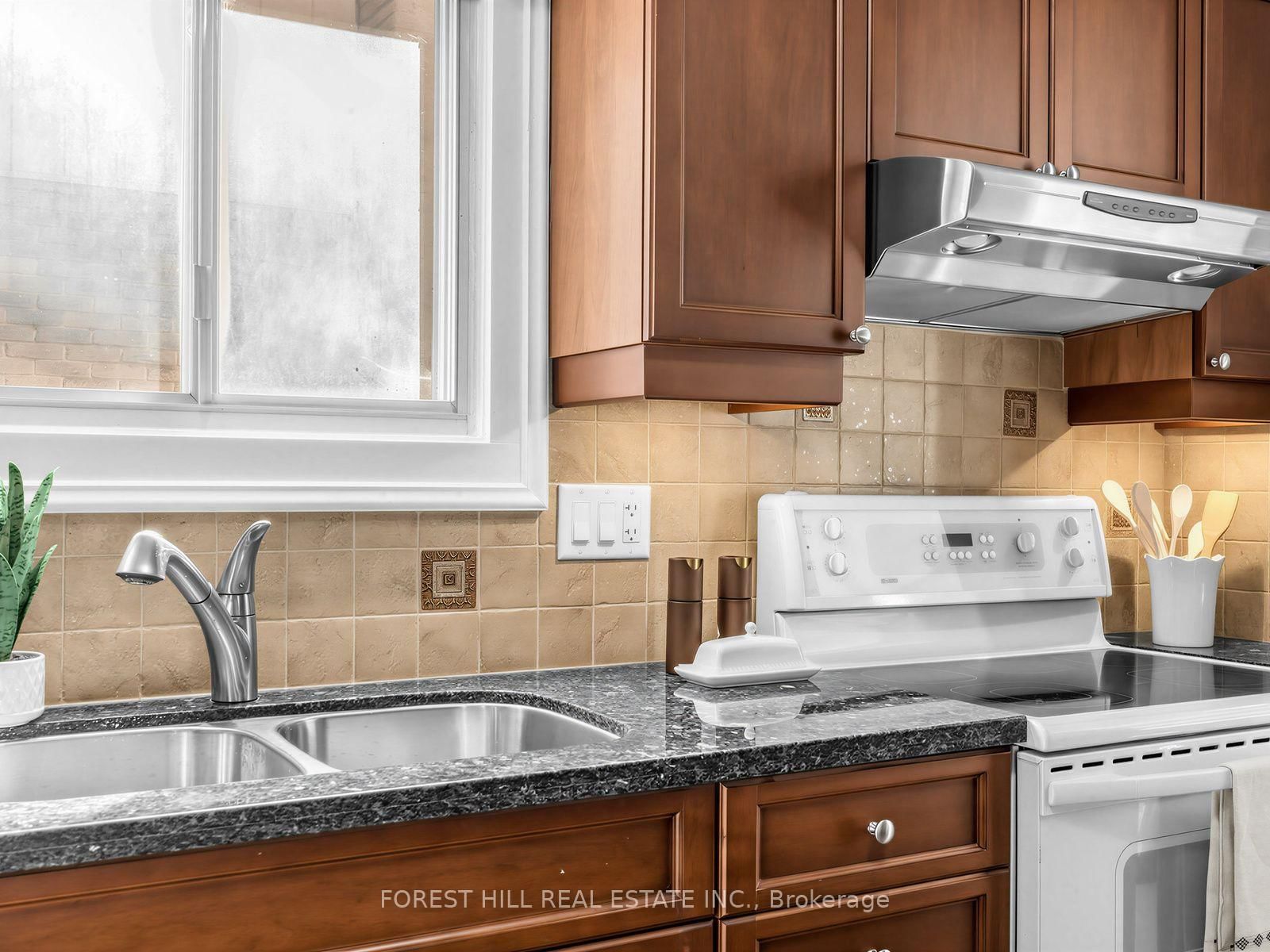 6 Elmvale Avenue • Brampton, ON photo 11