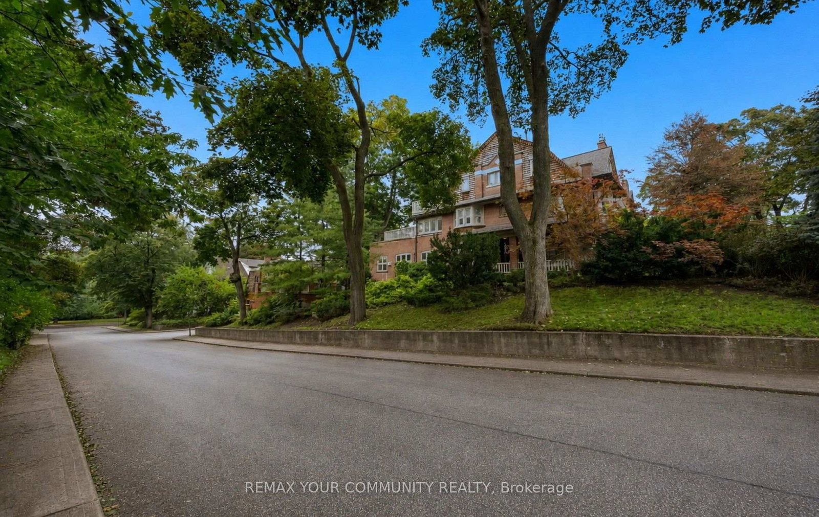 62 Indian Grove • Toronto, ON photo 3