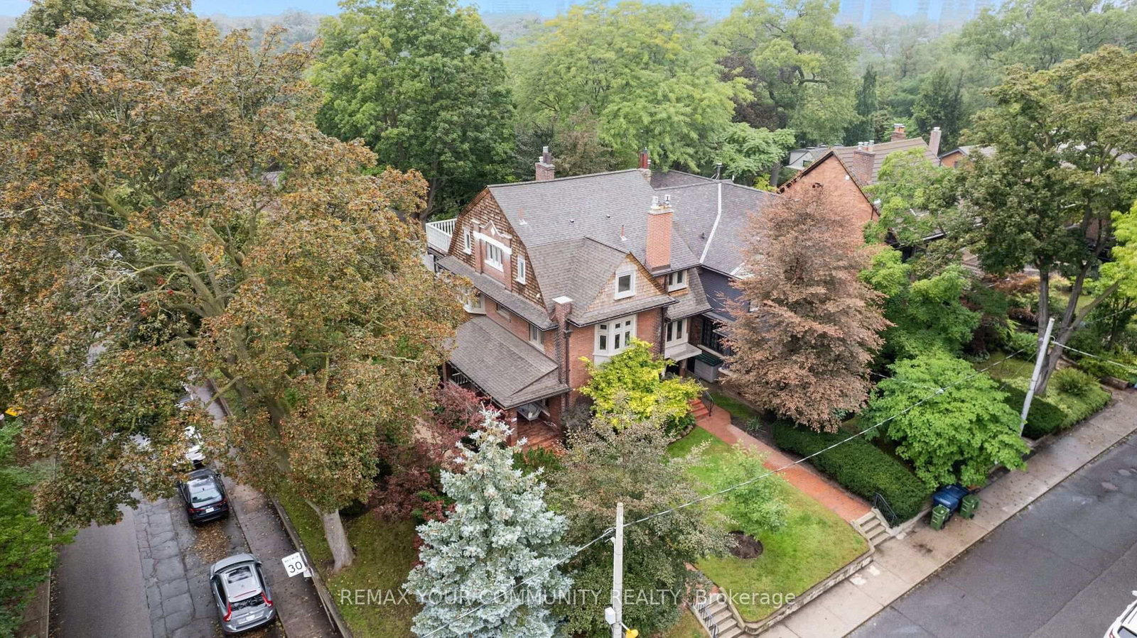 62 Indian Grove • Toronto, ON photo 4
