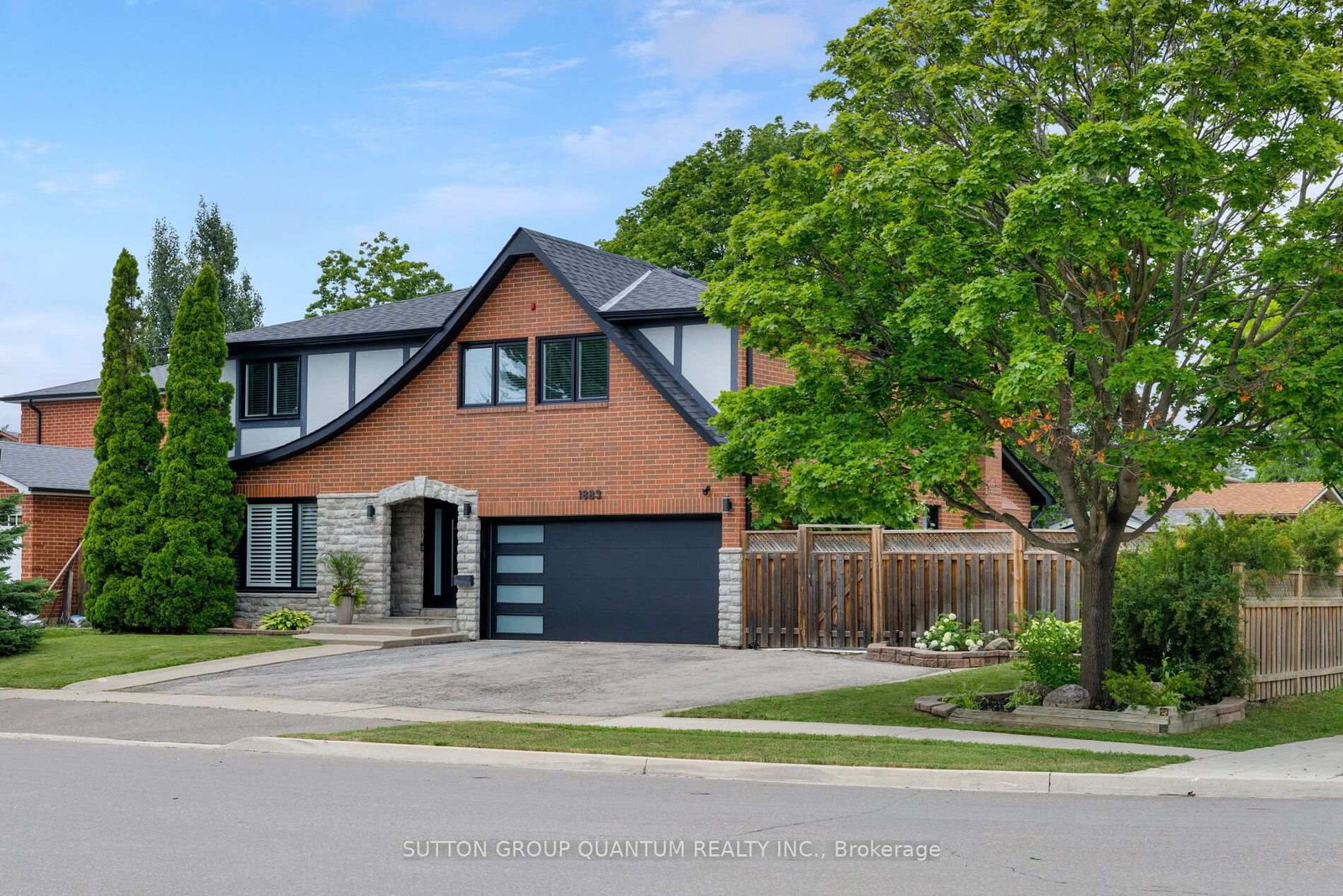 1883 Bough Beeches Mississauga,ON L4W 2J8
