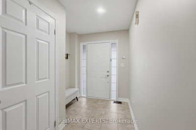 72 Victor Large Way • Orangeville, ON photo 3