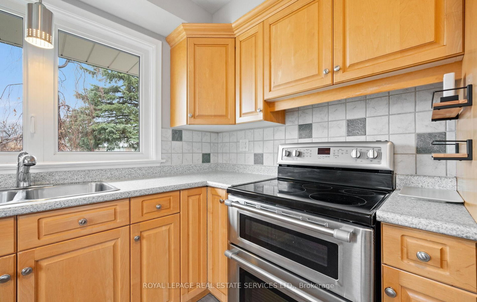 22 Arbroath Crescent • Toronto, ON photo 15