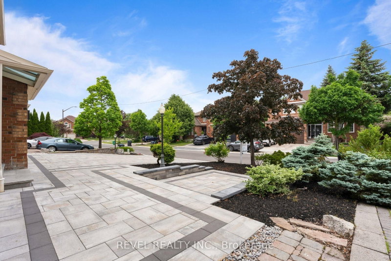 6872 Round Leaf Court