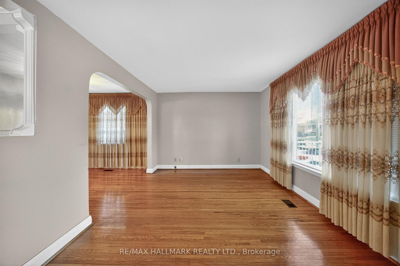 50 Dorking Crescent • Toronto, ON photo 8