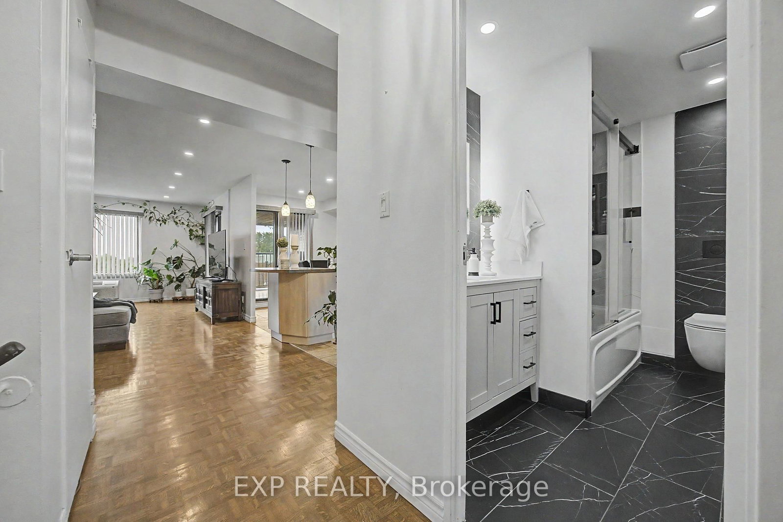 Townhouse for sale at 501-1000 Cedarglen Gate, Mississauga, Ontario, L5C 3Z5 - Erindale - MLS: W13754276