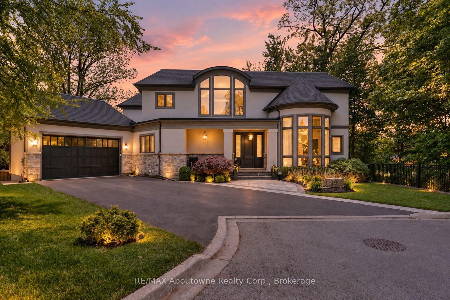 456 Lakeshore Road W • Oakville, ON photo 1