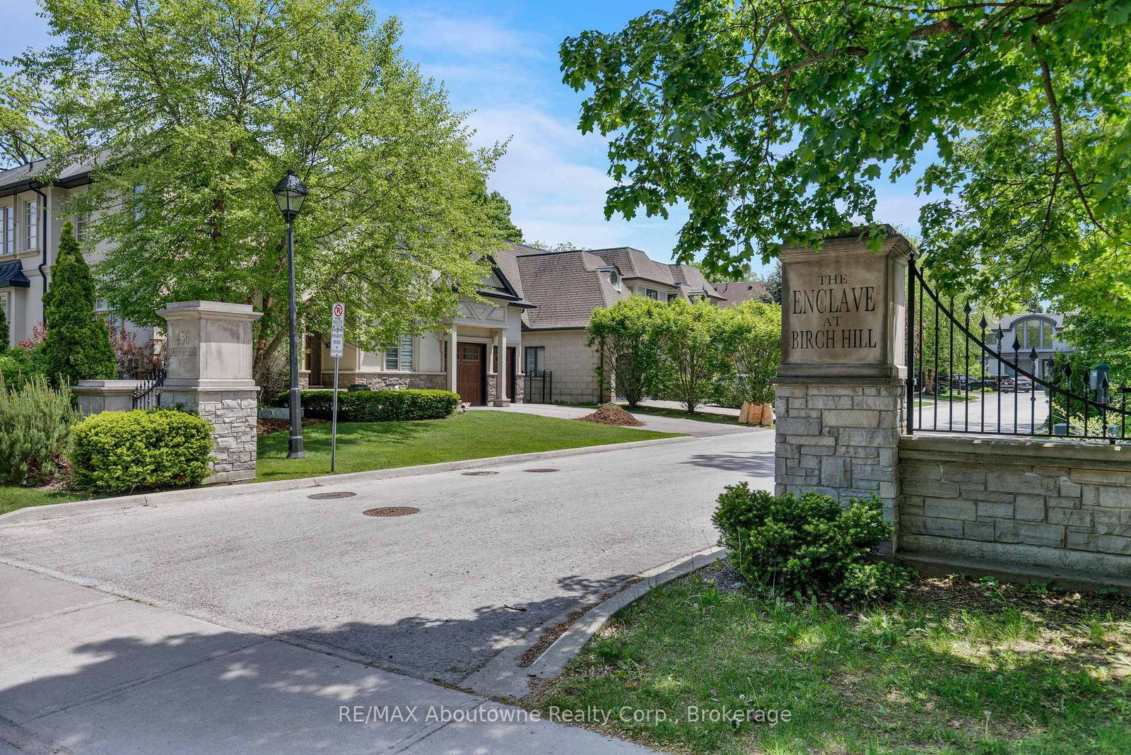 456 Lakeshore Road W • Oakville, ON photo 4