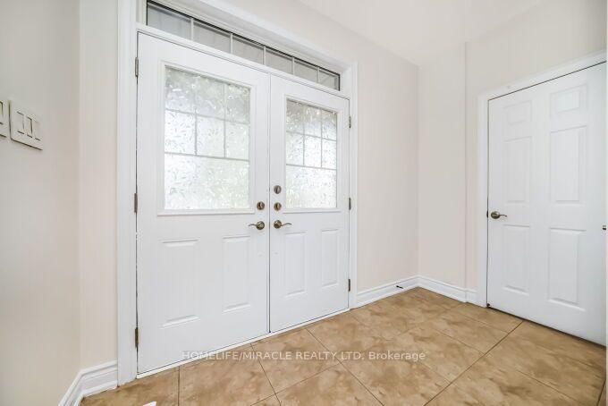 14 Bonnie Braes Drive • Brampton, ON photo 5