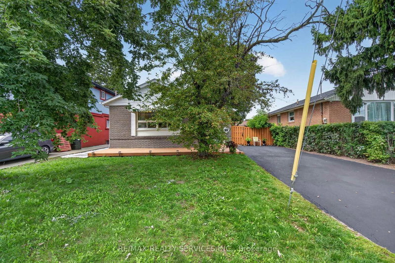 8 Leneck Avenue
