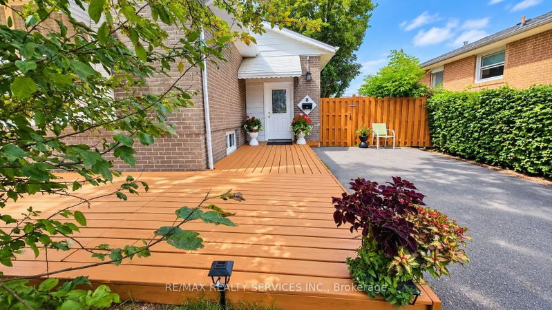 8 Leneck Avenue