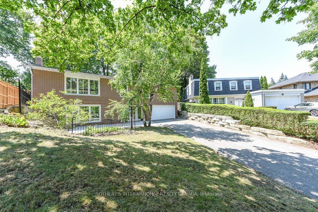 31 Queensborough Crescent • Toronto, ON photo 2