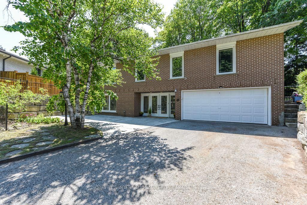 31 Queensborough Crescent • Toronto, ON photo 3