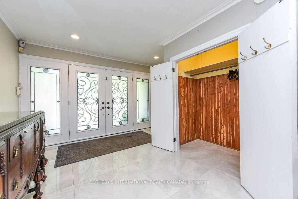 31 Queensborough Crescent • Toronto, ON photo 6