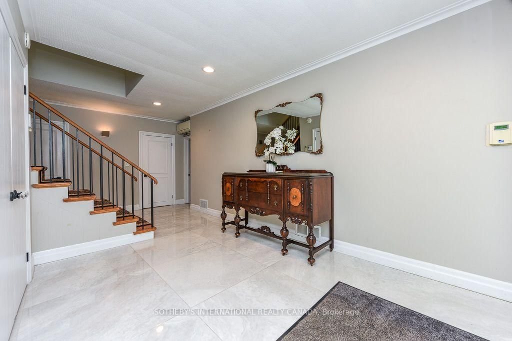 31 Queensborough Crescent • Toronto, ON photo 8