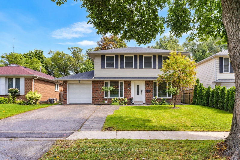 37 Birchleaf Crescent