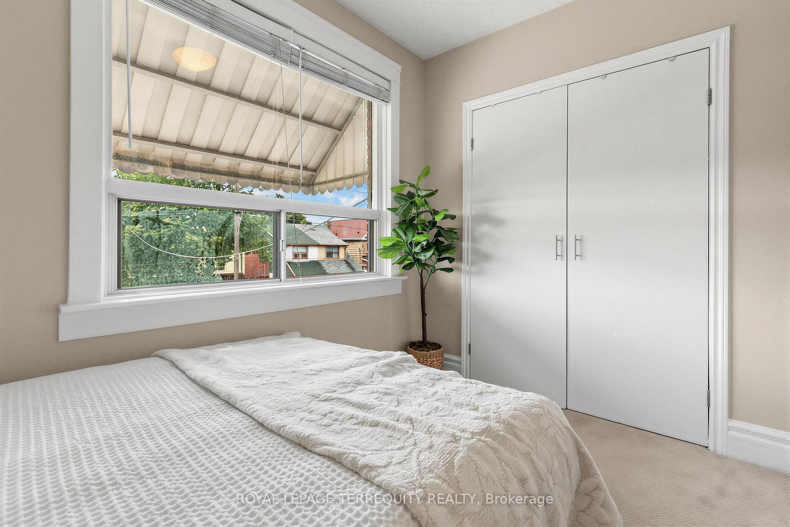 211 Blackthorn Avenue • Toronto, ON photo 19